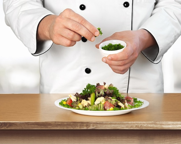 Kucharz dekorujący potrawę