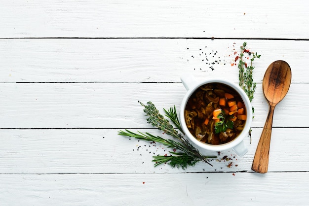 Miseczka z apetycznym gulaszem i ziołami